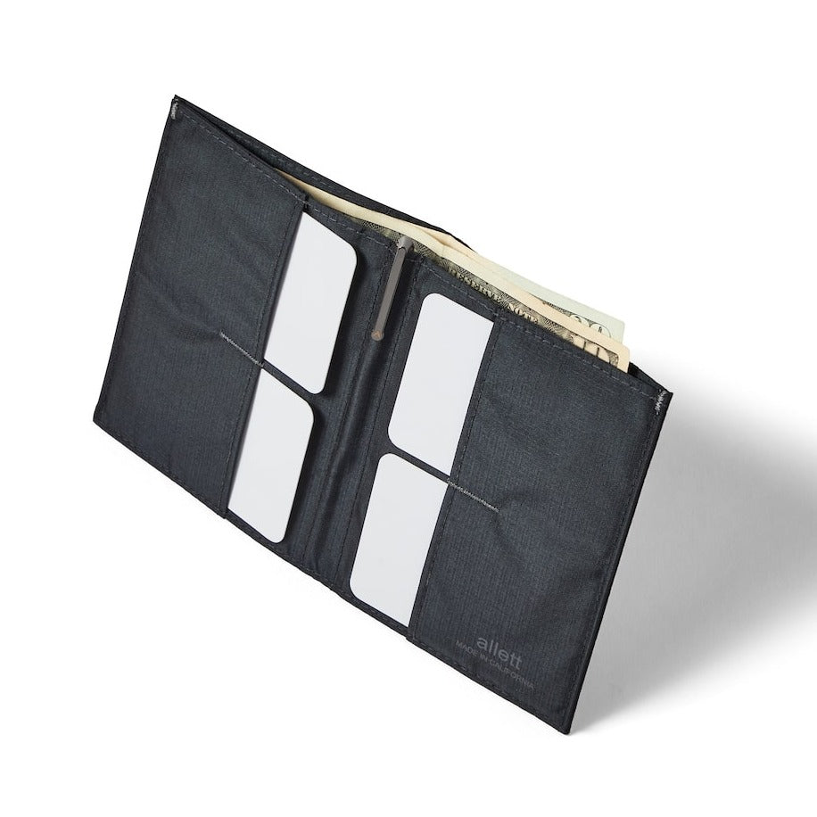 Open profile of a Nappa leather onyx black wallet in the "Original" style with 2 x 2 pockets for cards. Allett leather original wallet onyx-black